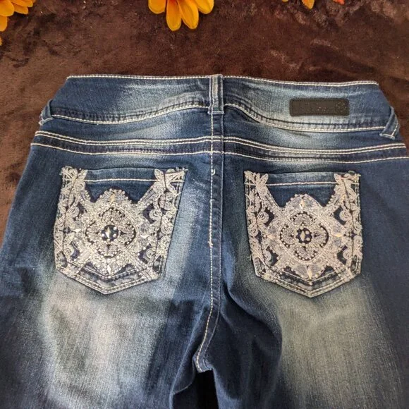 Wallflower Embellished Blue Jean Capri Size 7 - NWOT - Picture 3 of 13